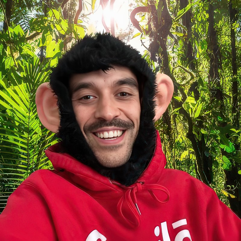 Carl, fondateur de Gorilō Marketing, en costume de gorille dans la jungle